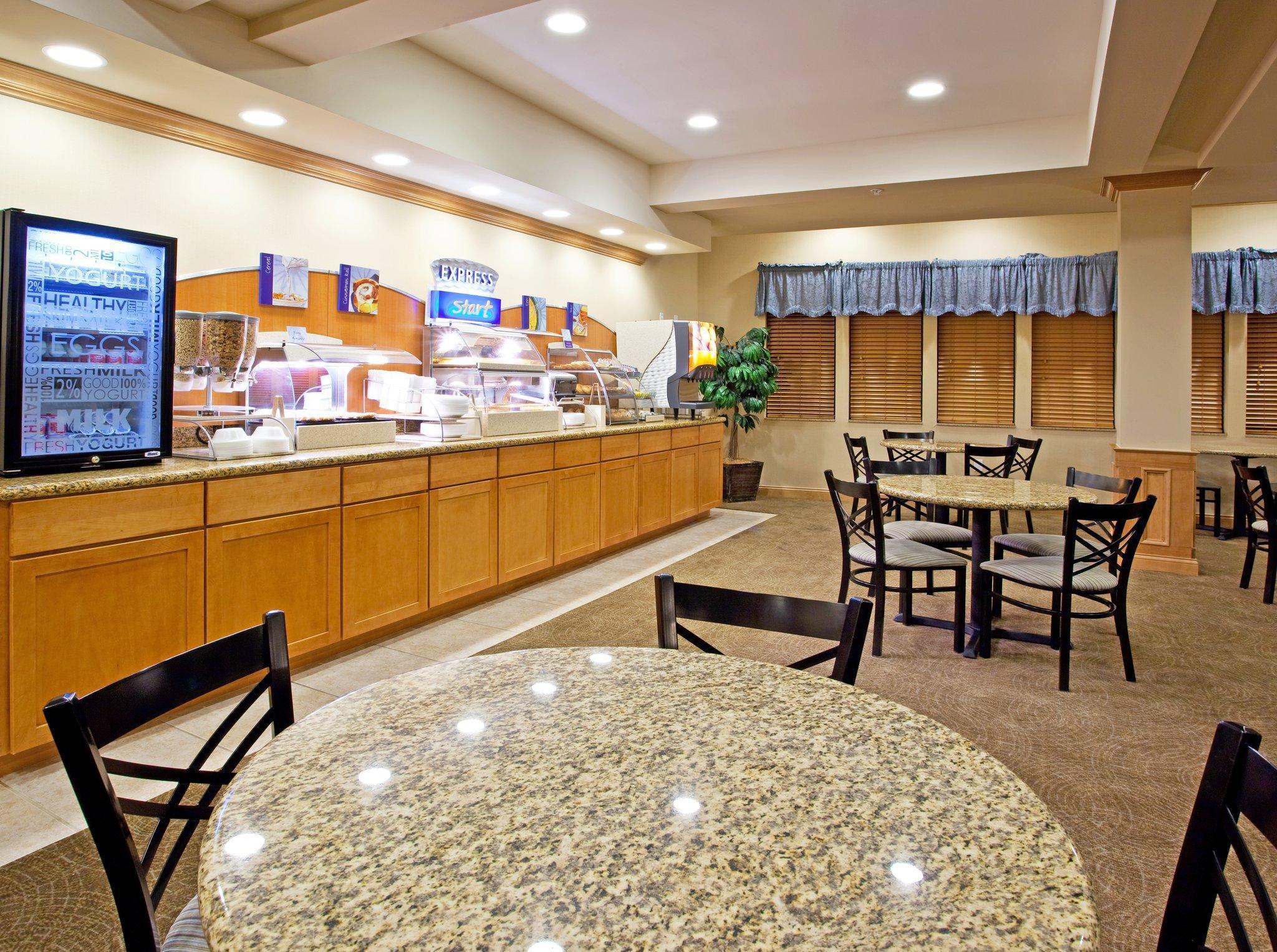 Holiday Inn Express Hotel & Suites Chesterfield - Selfridge Area By Ihg Экстерьер фото