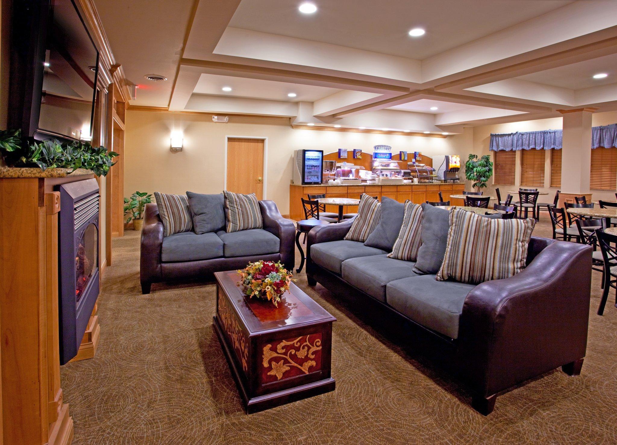 Holiday Inn Express Hotel & Suites Chesterfield - Selfridge Area By Ihg Экстерьер фото